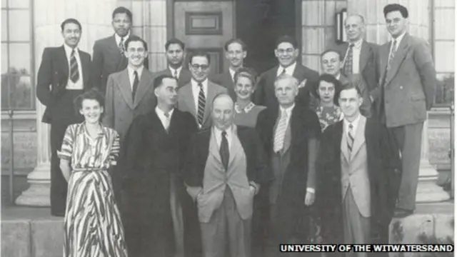 نلسون ماندلا (ردیف بالا، نفر دوم از چپ) و همکلاسی هایش در دانشکده حقوق در سال ۱۹۴۴