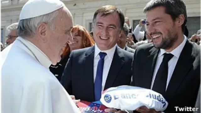 Papa con presidente del San Lorenzo de Almagro