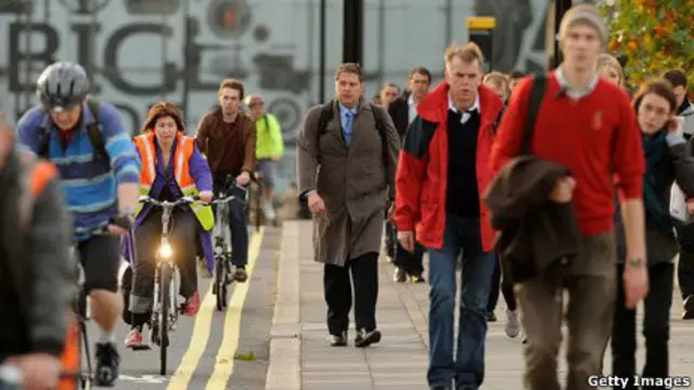 Люди ідуть на роботу