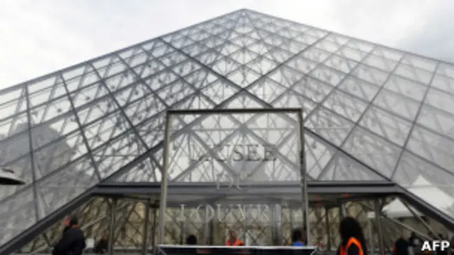 卢浮宫是巴黎最热门的旅游景点之一。