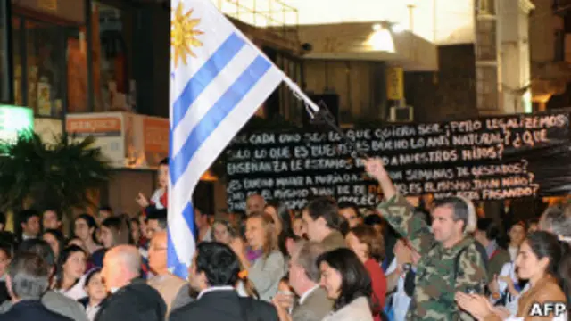 Uruguaios protestando contra casamento gay 