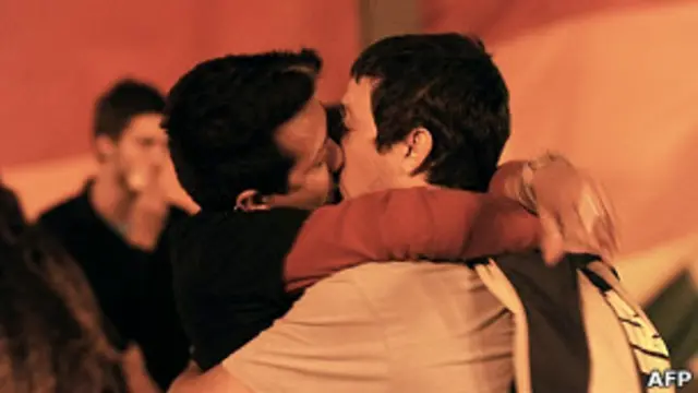 Dos hombres se besan en Uruguay, tras la aprobación de ley que permite el matrimonio gay