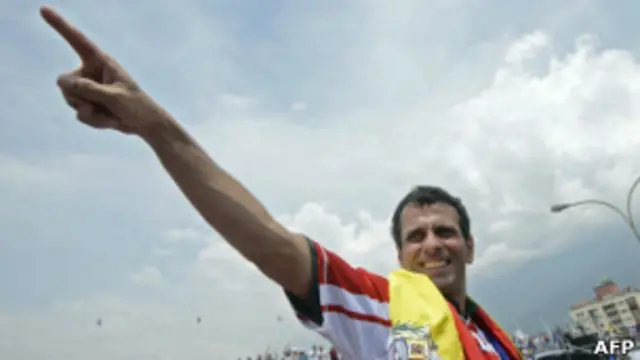 Capriles em comício (AFP)