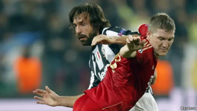 Duel Schweinsteiger dan Pirlo di lapangan tengah.