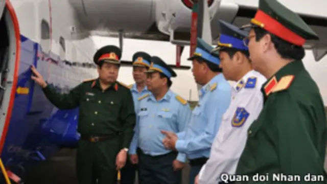 Ông Phùng Quang Thanh thị sát máy bay tuần thám của Cảnh sát biển Việt Nam