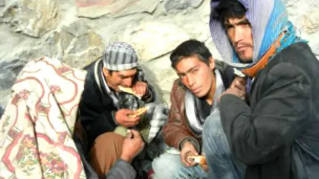 اداره مبارزه با مواد مخدر و جرایم سازمان ملل متحد میگوید حدود یک میلیون افغان بین سنین ۱۵ تا ۶۴ به مواد مخدر معتاد هستند.