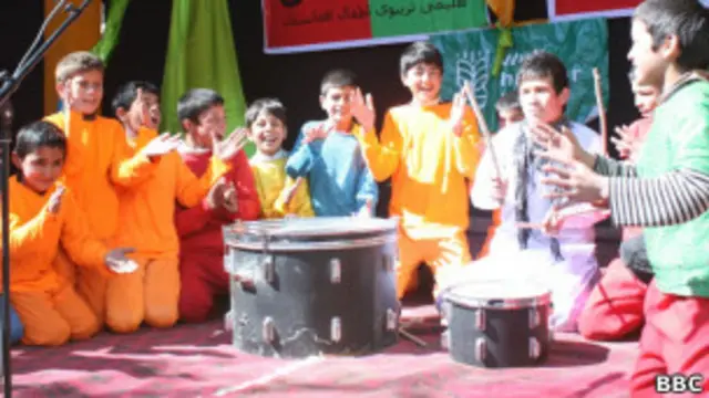 موسیقی میتواند که کودکان گوشه گیر، منزوی و بیگانه خو را کمک نماید تا با دیگر کودکان بپیوندد و با هم زیستن را فراگیرد