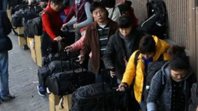 चीन निवासी बड़े पैमाने पर खरीदारी करने हॉंगकॉंग जाते हैं