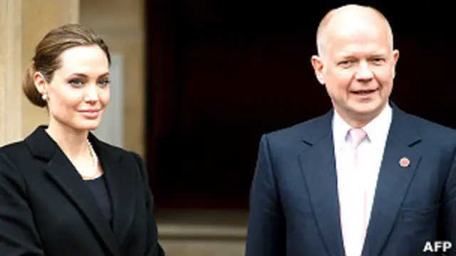 جاء إعلان الاتفاق في مؤتمر صحفي مشترك لهيغ وجولي