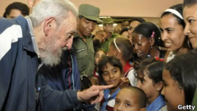 Fidel Castro inaugura una escuela en La Habana