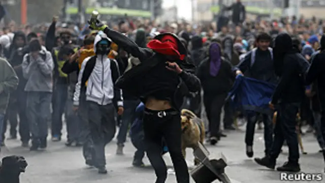 Estudantes encapuzados protestam nas ruas de Santiago