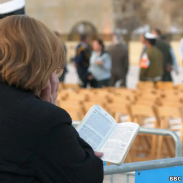 Женщина у Стены плача