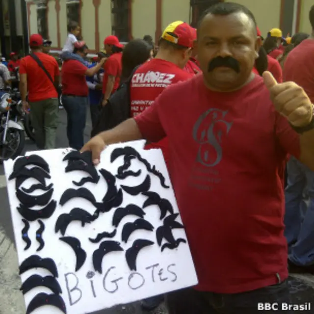 Simpatizantes de Maduro estão usando bigodes para demonstrar apoio (Foto: Pablo Uchoa/BBC Brasil)