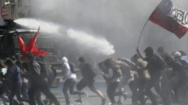 استخدمت شرطة مكافحة الشغب الغاز المسيل للدموع وخراطيم المياه لتفريق مسيرة ضخمة في سانتياغو.