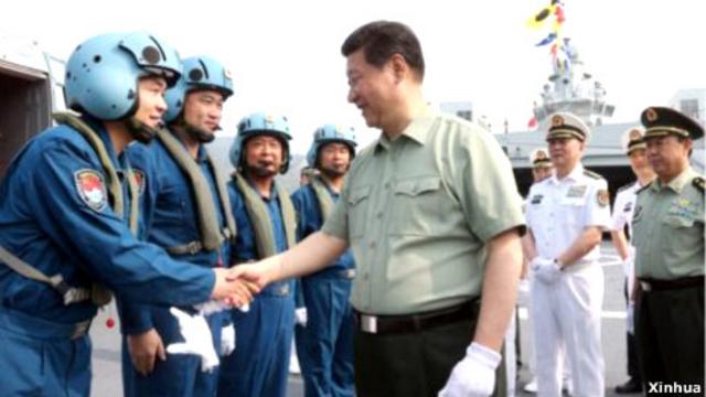 Chủ tịch Tập Cận Bình bắt tay các phi công vừa tham gia tuần tra huấn luyện ở Biển Đông