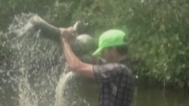 Owen enfrentando píton (crédito: EVN)