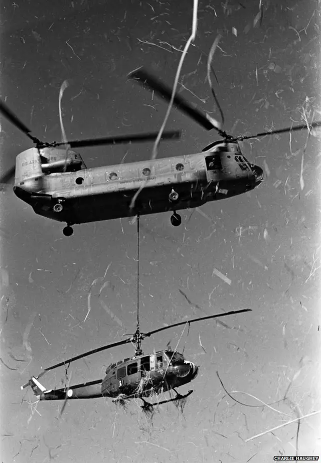 Chiếc Chinook đang giải cứu trực thăng Huey bị bắn hạ ở một cánh đồng gần Trảng Bàng, tháng Một năm 1969.