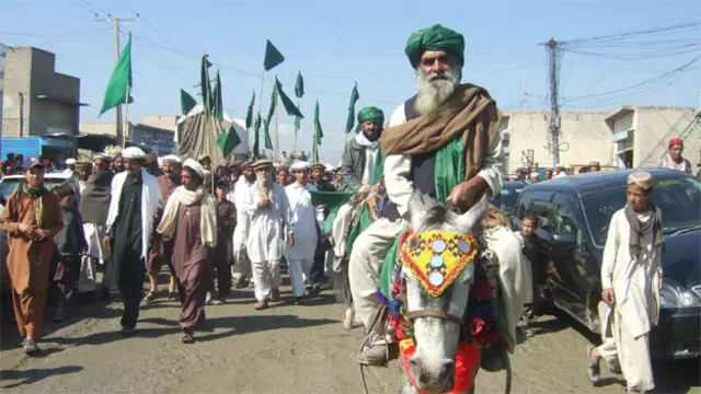 اور سیاسی پارٹیوں کے ٹکٹوں پر الیکشن لڑنے والے اُمیدوار پارٹی کے جھنڈوں کے بغیر اپنی انتخابی مُہم چلا رہے ہیں۔ البتہ آزاد اُمیدوار رنگ برنگ جھنڈوں کے ساتھ میدان میں اُتر آئے ہیں