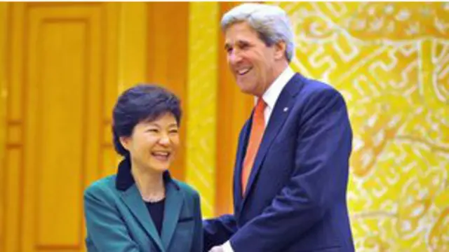 جان کیري په سیول کې د جنوبي کوریا له ولسمشرې پارک جین هي سره.