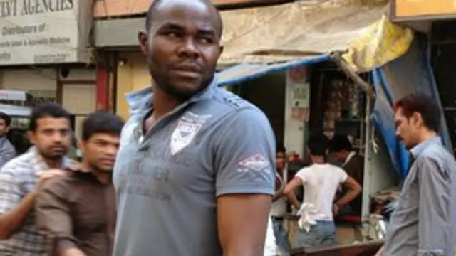 மும்பைக் கடைத்தெருவில் ஆப்பிரிக்கர் ஒருவர்