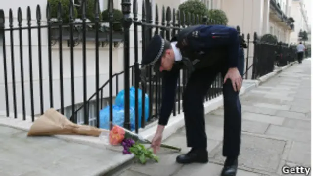 Возложение цветов у дома Тэтчер