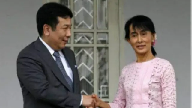 ဂျပန်ကုန်သွယ်ရေး ဝန်ကြီးနဲ့ ဒေါ်အောင်ဆန်း စုကြည်တို့ မြန်မာနိုင်ငံမှာ တွေ့ဆုံစဉ်