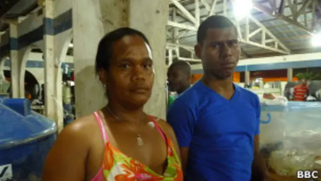 Prevendo que não sairá do abrigo tão cedo, o dominicano Miguel passou a vender sanduíches para cobrir despesas  