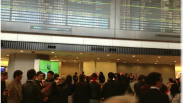 မြန်မာ့ ဒီမိုကရေစီ ခေါင်းဆောင် ဒေါ်အောင်ဆန်းစုကြည်ကို တိုကျို လေဆိပ်မှာ စောင့်ကြိုနေတဲ့ ဂျပန်ရောက် မြန်မာတွေ