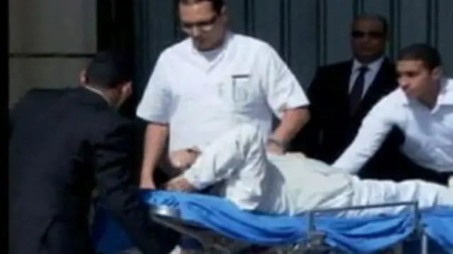 سرکاری ٹیلی ویژن پر حسنی مبارک کو سفید لباس میں ملبوس سٹریچر پر عمارت کے اندر لے جاتے ہوئے دکھایا گیا