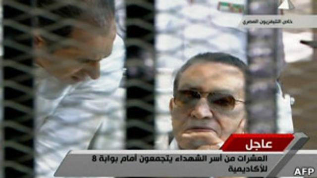 Бывший президент Египта Хосни Мубарак в зале суда