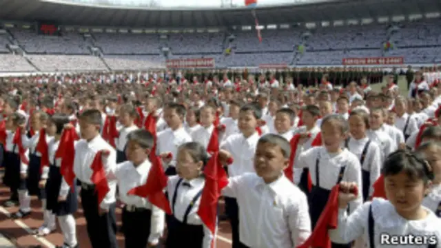 Северокорейские школьники отмечают 101-ю годовщину со дня рождения Ким Ир Сена