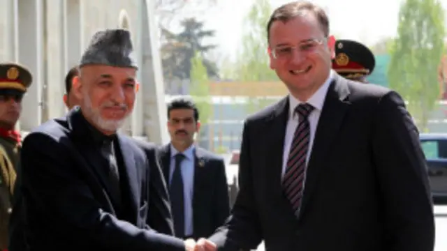 افغان ولسمشر د چک له لومړي وزیر سره په کابل کې د لیدنې پر مهال له هغه غوښتنه وکړه چې افغان محصلینو ته په خپل هېواد کې د زده کړو زمینه برابره کړي.