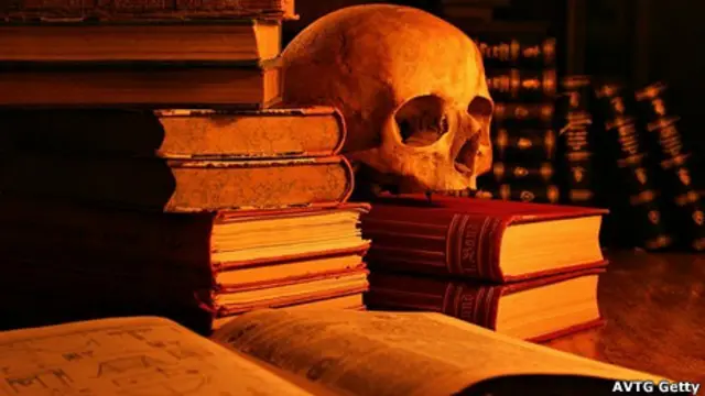 Calavera y libros