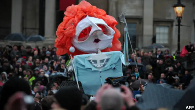 Nhiều người đổ xuống đường ăn mừng trước cái chết của bà Thatcher