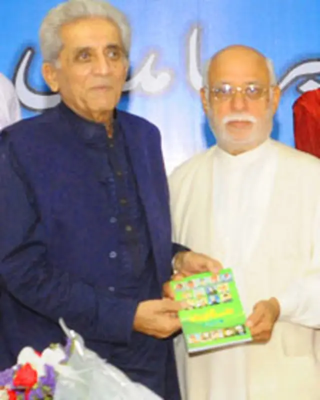 مصنف میر حامد علی کتاب تقریب کے صدر نگراں صوبائی وزیر برائے اوقاف و مذہبی مور سردار یٰسین کو کتاب پیش کر رہے ہیں