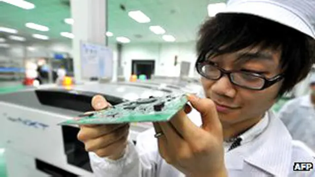 Trabajador en una fábrica de productos electrónicos en China