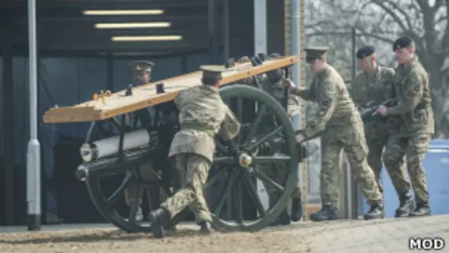 Солдаты готовят лафет для похорон Тэтчер