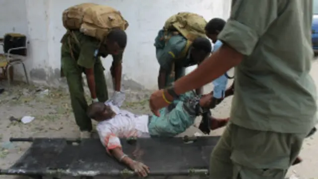 صومالی فوجی ایک زخمی شخص کو ہسپتال لے جا رہے ہیں