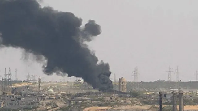 دمشق پر سے سیاہ دھویں کے بادل اٹھ رہے ہیں