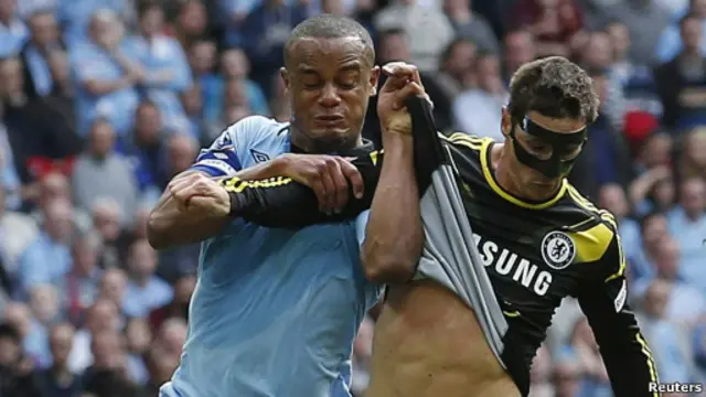 Aksi Vincent Kompany menarik kaos Fernando Torres.
