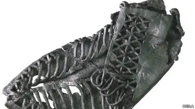 Salah-satu temuan itu adalah sepatu kulit Romawi yang berumur 2.000 tahun. 