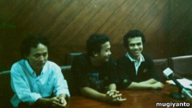 Mugiyanto (kiri), Aan Rusdianto dan Nezar Patria, tiga aktivis PRD, menggelar jumpa pers di kantor YLBHI, 1998, beberapa pekan setelah dibebaskan.