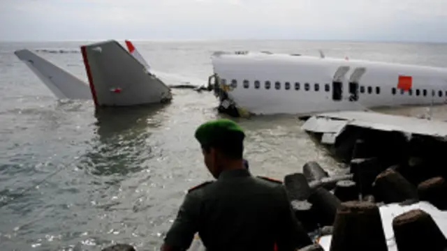 Proses evakuasi bangkai pesawat akan dilakukan dengan memotongnya. 
