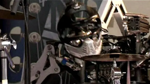 Baterista robô Stickboy tocando sua bateria (crédito: Reuters)