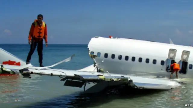 Tim evakuasi berada di atas bangkai pesawat Lion Air.