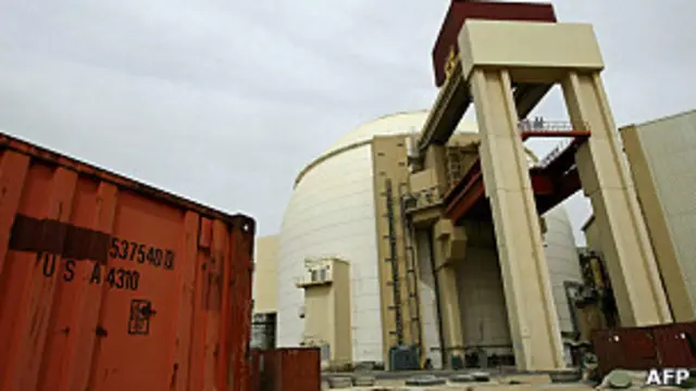 گفته می‌شود بعضی ویروس‌هایی که شبکه‌های ایران را آلوده کردند، نه از طریق اینترنت، که با حافظه‌های فلش و لپ‌تاپ‌ها وارد سیستم‌ها شدند