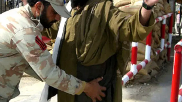 افغانستان له پاکستان سره اوږده لانجمنه ګډه پوله لري.