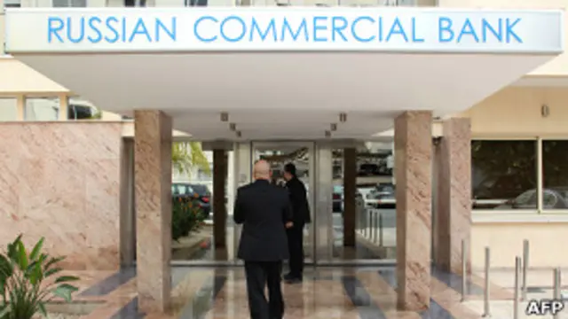 Мужчина входит в здание "Русского коммерческого банка" в Лимассоле на Кипре 19 марта 2013 года