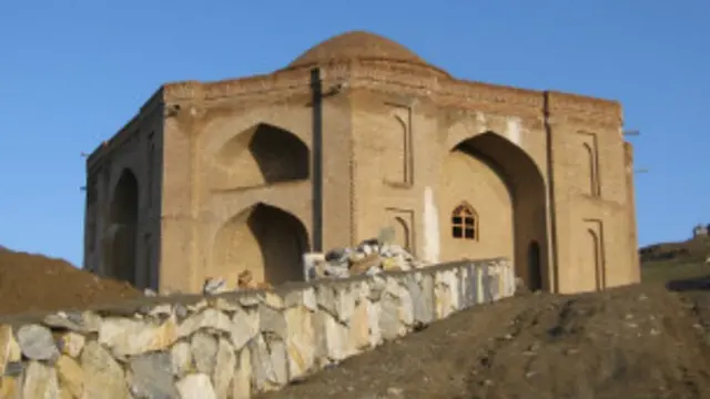 له هغه مهاله چې د اسلامي تمدن د پلازمېنې په توگه دغه ښار نومول شوى، تر دې مهاله په کې د رغولو چارې دومره چټکې او گړندۍ نه وې لکه نن سبا چې دغه کارونه په کې چټک شوي دي.