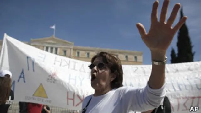 یونان در شمین سال رکود اقتصادی خود به سر می برد و به کمک‌های مالی جامعه جهانی نیاز دارد.